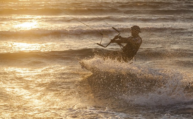 Kite Surfing στην δύση του Ηλίου