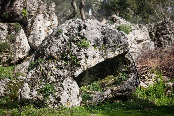 Αρχαίος τάφος σε λαξευτό συμπαγή ασβεστόλιθο