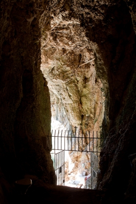 Η είσοδος του σπηλαιώδους ασκηταριού. Άποψη από το εσωτερικό του Βυζαντινού ναΐσκου των Αγίων Θεοδώρων