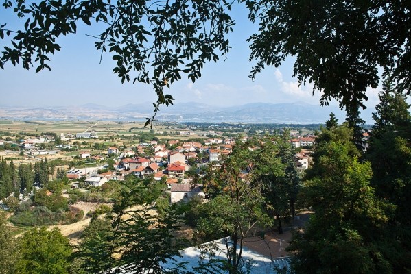 Η πόλη των Σερβίων απο την αρχή του μονοπατιού.