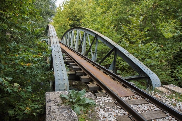 Μεταλλικό γεφύρι στον Βουραϊκό