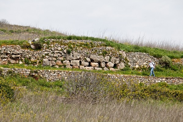 Τμήμα κυκλώπειου τείχους γεωμετρικού οικισμού του 900 π.Χ. Ξώμπουργκο
