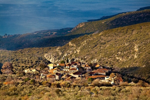 Το γραφικότατο Πεδινό, ένας από τους έξι συνοικισμούς των Τσέριων.