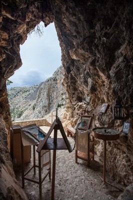 Η είσοδος του ξωκκλησιού της Χρυσοσπηλιώτισσας