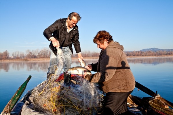 Ο Γιάννης Καραπιπέρης με τη γυναίκα του, Μαρία. Είναι από τους λίγους ψαράδες που έχουν απομείνει στη λίμνη Τριχωνίδα.