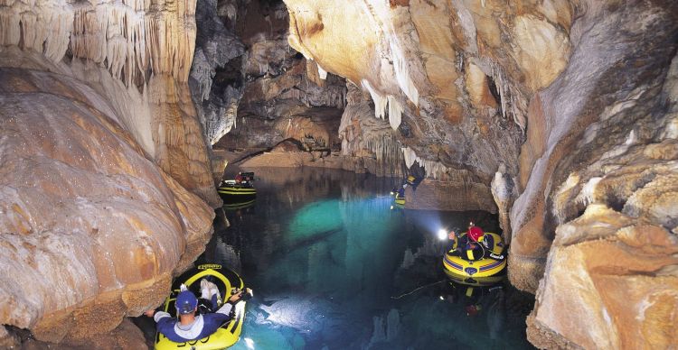 Το σπήλαιο των Λιμνών