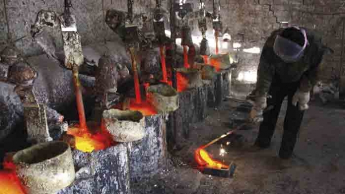 Worker smelting lanthanum, Jinyuan China (Reuters)